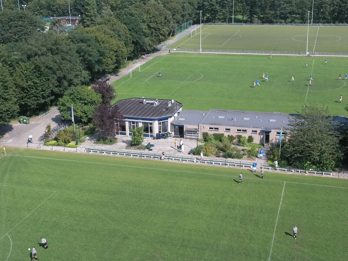 Luchtfoto van een Amsterdams sportpark